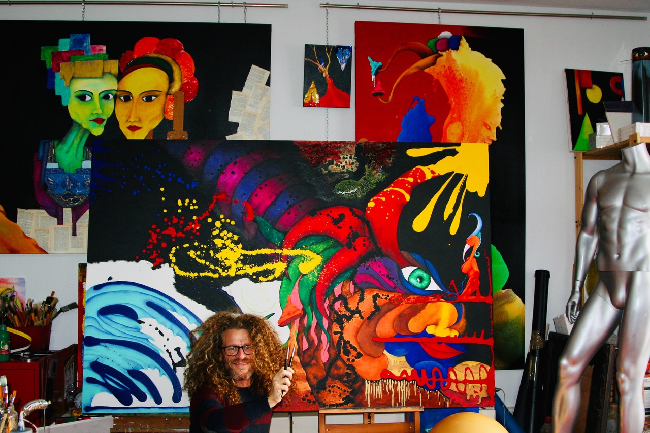 Manuel Riccardi nel suo studio con le sue opere